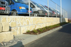 Als Randbefestigung eines Parkplatzes wurden hier MEGABLOC-Betonsteine mit Natursteinvorsatz verwendet. Im Handumdrehen konnte hier noch ein Zaun befestigt werden.