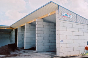 Lagerboxen mit Dach in einem Baustoffunternehmen